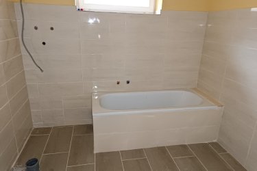 Eladó családi ház Tolmács természet közeli részén.&#13;&#10;&#13;&#10;Eladásra kínálok Nógrád Vármegye Tolmács község közkedvelt csendes utcájában, átmenő forgalommentes, természet közeli környezetben, 1040 m2-es körbekerített telken épített 85 m2-es, folyamatos felújítás alatt lévő családi házat, 10 m2-es fedett verandával együtt.&#13;&#10;A lakóingatlan 1960-as években épült téglából, fa födémmel és cserépborítással.&#13;&#10;&#13;&#10;Az elmúlt időszakban teljes átalakításon ment keresztül az épület, új tetőzet (szalag cserép) lett építve, kicserélve a villany és vízvezetékek valamint új 9 m2-es emésztő lett kialakítva.&#13;&#10;A községben a csatornarendszer folyamatosan épül, a házba már bevezették a csatornát, de a rákötés 1-2 hónapon belül megtörténik. Addig az emésztő biztosítja a szennyvíz elvezetését.&#13;&#10;&#13;&#10;A lakóingatlanba fedett verandán keresztül jutunk be, ahol tágas előszoba, kádas fürdőszoba, utcafronton két külön nyíló szoba valamint 19 m2-es bútorozott és gépesített étkezős konyha található. Az étkezős konyhából az elképzelés alapján kialakított teraszra jutunk. A két szoba között épített cserépkályha biztosítja a meleget. Az ingatlan melegvizét villanybojler biztosítja.&#13;&#10;Az előszobában fatüzeléses kályha adja a meleget. A nyílászárók új műanyag hőszigetelt üvegezésűek.&#13;&#10;A telken melléképület, pince és ásott kút található. Telekre személygépjármű beállási lehetőség van.&#13;&#10;A családi ház külső felülete 8 cm-es Dryvit szigetelést kapott, melynek festése a leendő tulajdonos elképzelése alapján történhet.&#13;&#10;&#13;&#10;A községben óvoda, általános iskola üzlet, posta pár percen belül elérhető.&#13;&#10;&#13;&#10;Ajánlom azoknak, akik kedvelik a természet közelségét, nyugodt, kiegyensúlyozott életet, itt biztosan megtalálja számítását. A terület közbiztonsága jó, a lakosság összefogásának, egymásra figyelésének köszönhetően, néhány kilométerre elérhető Rétság, Balassagyarmat, ahol bevásárlásra és szórakozásra is lehetőség van.&#13;&#10;Tolmács Budapesttől 54 km-re, Balassagyarmattól 28 km-re található.&#13;&#10;A közlekedés remek, közvetlen buszjárat Budapest, Vác, Rétság és Balassagyarmat irányába.&#13;&#10;&#13;&#10;Az ingatlan per, igény, és tehermentes, mely a vételár megfizetését követően azonnal birtokba vehető.&#13;&#10;&#13;&#10;Ár: 39. 900. 000.- Ft&#13;&#10;&#13;&#10;Irodánk az alábbi szolgáltatásokkal segíti önt az ingatlanvásárlásban:&#13;&#10;-Ingyenes hitelügyintézés&#13;&#10;-Földhivatali ügyintézés&#13;&#10;-Jogi háttér biztosítása&#13;&#10;-Energetikai tanúsítvány elkészítése&#13;&#10;-Értékbecslés&#13;&#10;-Ingyenes tanácsadás&#13;&#10;&#13;&#10;Köszönöm, hogy minket választott!&#13;&#10;&#13;&#10;Tel: +36705581160