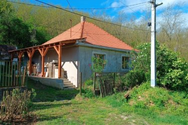 Eladó családi ház Tolmács természet közeli részén.&#13;&#10;&#13;&#10;Eladásra kínálok Nógrád Vármegye Tolmács község közkedvelt csendes utcájában, átmenő forgalommentes, természet közeli környezetben, 1040 m2-es körbekerített telken épített 85 m2-es, folyamatos felújítás alatt lévő családi házat, 10 m2-es fedett verandával együtt.&#13;&#10;A lakóingatlan 1960-as években épült téglából, fa födémmel és cserépborítással.&#13;&#10;&#13;&#10;Az elmúlt időszakban teljes átalakításon ment keresztül az épület, új tetőzet (szalag cserép) lett építve, kicserélve a villany és vízvezetékek valamint új 9 m2-es emésztő lett kialakítva.&#13;&#10;A községben a csatornarendszer folyamatosan épül, a házba már bevezették a csatornát, de a rákötés 1-2 hónapon belül megtörténik. Addig az emésztő biztosítja a szennyvíz elvezetését.&#13;&#10;&#13;&#10;A lakóingatlanba fedett verandán keresztül jutunk be, ahol tágas előszoba, kádas fürdőszoba, utcafronton két külön nyíló szoba valamint 19 m2-es bútorozott és gépesített étkezős konyha található. Az étkezős konyhából az elképzelés alapján kialakított teraszra jutunk. A két szoba között épített cserépkályha biztosítja a meleget. Az ingatlan melegvizét villanybojler biztosítja.&#13;&#10;Az előszobában fatüzeléses kályha adja a meleget. A nyílászárók új műanyag hőszigetelt üvegezésűek.&#13;&#10;A telken melléképület, pince és ásott kút található. Telekre személygépjármű beállási lehetőség van.&#13;&#10;A családi ház külső felülete 8 cm-es Dryvit szigetelést kapott, melynek festése a leendő tulajdonos elképzelése alapján történhet.&#13;&#10;&#13;&#10;A községben óvoda, általános iskola üzlet, posta pár percen belül elérhető.&#13;&#10;&#13;&#10;Ajánlom azoknak, akik kedvelik a természet közelségét, nyugodt, kiegyensúlyozott életet, itt biztosan megtalálja számítását. A terület közbiztonsága jó, a lakosság összefogásának, egymásra figyelésének köszönhetően, néhány kilométerre elérhető Rétság, Balassagyarmat, ahol bevásárlásra és szórakozásra is lehetőség van.&#13;&#10;Tolmács Budapesttől 54 km-re, Balassagyarmattól 28 km-re található.&#13;&#10;A közlekedés remek, közvetlen buszjárat Budapest, Vác, Rétság és Balassagyarmat irányába.&#13;&#10;&#13;&#10;Az ingatlan per, igény, és tehermentes, mely a vételár megfizetését követően azonnal birtokba vehető.&#13;&#10;&#13;&#10;Ár: 39. 900. 000.- Ft&#13;&#10;&#13;&#10;Irodánk az alábbi szolgáltatásokkal segíti önt az ingatlanvásárlásban:&#13;&#10;-Ingyenes hitelügyintézés&#13;&#10;-Földhivatali ügyintézés&#13;&#10;-Jogi háttér biztosítása&#13;&#10;-Energetikai tanúsítvány elkészítése&#13;&#10;-Értékbecslés&#13;&#10;-Ingyenes tanácsadás&#13;&#10;&#13;&#10;Köszönöm, hogy minket választott!&#13;&#10;&#13;&#10;Tel: +36705581160