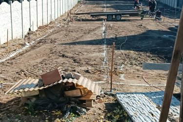 Új építésű, modern családi házak, otthonok Göd központjában – saját telekkel, garázzsal, hőszivattyúval eladók!&#13;&#10;&#13;&#10;Közép-Göd központi, mégis csendes részén, 1073 m²-es telken két modern, földszintes, önálló családi ház kerül megépítésre — 2026. áprilisi átadással.&#13;&#10;&#13;&#10;A házak külön helyrajzi számon, saját bejárattal, garázzsal és parkosított kerttel rendelkeznek, így teljes önállóságot és nyugalmat kínálnak tulajdonosaiknak.&#13;&#10;&#13;&#10;Főbb jellemzők:&#13;&#10;&#13;&#10;• Alapterület: 128 m²&#13;&#10;• Elrendezés: amerikai konyhás nappali + 3 hálószoba + 2 fürdőszoba + kamra + gardrób + háztartási helyiség.&#13;&#10;• 20 m²-es teremgarázs&#13;&#10;• Tégla falazat, 12 cm grafitos hőszigetelés, 3 rétegű nyílászárók&#13;&#10;• Hőszivattyús rendszer és padlófűtés az optimális hőérzetért&#13;&#10;• Rendezett, bekerített udvar, parkosított kert.&#13;&#10;&#13;&#10;A tágas, világos amerikai konyhás nappali (30 m²) ideális központja lehet a családi életnek és baráti összejöveteleknek.&#13;&#10;&#13;&#10;A gondosan megtervezett belső tér modern, praktikus, kényelmes otthont biztosít minden korosztály számára.&#13;&#10;&#13;&#10;Elhelyezkedés:&#13;&#10;&#13;&#10;A házak Göd egyik legkedveltebb utcájában épülnek, pár percre az iskolától, óvodától, üzletektől és közlekedési csomópontoktól.&#13;&#10;&#13;&#10;A környék nyugodt, családbarát, mégis minden kényelmi szolgáltatás könnyen elérhető: bolt, patika, étterem, edzőterem, hajókikötő, vonat- és buszmegálló.&#13;&#10;&#13;&#10;Ár: 149. 900. 000 Ft / ház&#13;&#10;&#13;&#10;Az ingatlan államilag támogatott konstrukciókkal is megvásárolható:&#13;&#10;&#13;&#10;✅ 3%-s Otthon Start hitel&#13;&#10;✅ Babaváró&#13;&#10;✅ CSOK Plusz&#13;&#10;&#13;&#10;Ne maradjon le erről a modern, energiatakarékos otthonról Göd legjobb részén!&#13;&#10;&#13;&#10;További információért és megtekintésért várom hívását:&#13;&#10;&#13;&#10;+36 70 558 1160