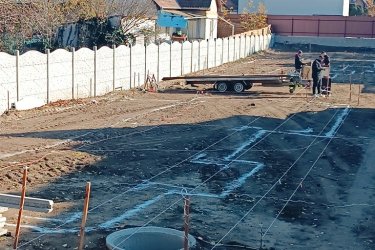 Új építésű, modern családi házak, otthonok Göd központjában – saját telekkel, garázzsal, hőszivattyúval eladók!&#13;&#10;&#13;&#10;Közép-Göd központi, mégis csendes részén, 1073 m²-es telken két modern, földszintes, önálló családi ház kerül megépítésre — 2026. áprilisi átadással.&#13;&#10;&#13;&#10;A házak külön helyrajzi számon, saját bejárattal, garázzsal és parkosított kerttel rendelkeznek, így teljes önállóságot és nyugalmat kínálnak tulajdonosaiknak.&#13;&#10;&#13;&#10;Főbb jellemzők:&#13;&#10;&#13;&#10;• Alapterület: 128 m²&#13;&#10;• Elrendezés: amerikai konyhás nappali + 3 hálószoba + 2 fürdőszoba + kamra + gardrób + háztartási helyiség.&#13;&#10;• 20 m²-es teremgarázs&#13;&#10;• Tégla falazat, 12 cm grafitos hőszigetelés, 3 rétegű nyílászárók&#13;&#10;• Hőszivattyús rendszer és padlófűtés az optimális hőérzetért&#13;&#10;• Rendezett, bekerített udvar, parkosított kert.&#13;&#10;&#13;&#10;A tágas, világos amerikai konyhás nappali (30 m²) ideális központja lehet a családi életnek és baráti összejöveteleknek.&#13;&#10;&#13;&#10;A gondosan megtervezett belső tér modern, praktikus, kényelmes otthont biztosít minden korosztály számára.&#13;&#10;&#13;&#10;Elhelyezkedés:&#13;&#10;&#13;&#10;A házak Göd egyik legkedveltebb utcájában épülnek, pár percre az iskolától, óvodától, üzletektől és közlekedési csomópontoktól.&#13;&#10;&#13;&#10;A környék nyugodt, családbarát, mégis minden kényelmi szolgáltatás könnyen elérhető: bolt, patika, étterem, edzőterem, hajókikötő, vonat- és buszmegálló.&#13;&#10;&#13;&#10;Ár: 149. 900. 000 Ft / ház&#13;&#10;&#13;&#10;Az ingatlan államilag támogatott konstrukciókkal is megvásárolható:&#13;&#10;&#13;&#10;✅ 3%-s Otthon Start hitel&#13;&#10;✅ Babaváró&#13;&#10;✅ CSOK Plusz&#13;&#10;&#13;&#10;Ne maradjon le erről a modern, energiatakarékos otthonról Göd legjobb részén!&#13;&#10;&#13;&#10;További információért és megtekintésért várom hívását:&#13;&#10;&#13;&#10;+36 70 558 1160