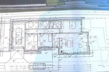 Új építésű, modern családi házak, otthonok Göd központjában – saját telekkel, garázzsal, hőszivattyúval eladók!&#13;&#10;&#13;&#10;Közép-Göd központi, mégis csendes részén, 1073 m²-es telken két modern, földszintes, önálló családi ház kerül megépítésre — 2026. áprilisi átadással.&#13;&#10;&#13;&#10;A házak külön helyrajzi számon, saját bejárattal, garázzsal és parkosított kerttel rendelkeznek, így teljes önállóságot és nyugalmat kínálnak tulajdonosaiknak.&#13;&#10;&#13;&#10;Főbb jellemzők:&#13;&#10;&#13;&#10;• Alapterület: 128 m²&#13;&#10;• Elrendezés: amerikai konyhás nappali + 3 hálószoba + 2 fürdőszoba + kamra + gardrób + háztartási helyiség.&#13;&#10;• 20 m²-es teremgarázs&#13;&#10;• Tégla falazat, 12 cm grafitos hőszigetelés, 3 rétegű nyílászárók&#13;&#10;• Hőszivattyús rendszer és padlófűtés az optimális hőérzetért&#13;&#10;• Rendezett, bekerített udvar, parkosított kert.&#13;&#10;&#13;&#10;A tágas, világos amerikai konyhás nappali (30 m²) ideális központja lehet a családi életnek és baráti összejöveteleknek.&#13;&#10;&#13;&#10;A gondosan megtervezett belső tér modern, praktikus, kényelmes otthont biztosít minden korosztály számára.&#13;&#10;&#13;&#10;Elhelyezkedés:&#13;&#10;&#13;&#10;A házak Göd egyik legkedveltebb utcájában épülnek, pár percre az iskolától, óvodától, üzletektől és közlekedési csomópontoktól.&#13;&#10;&#13;&#10;A környék nyugodt, családbarát, mégis minden kényelmi szolgáltatás könnyen elérhető: bolt, patika, étterem, edzőterem, hajókikötő, vonat- és buszmegálló.&#13;&#10;&#13;&#10;Ár: 149. 900. 000 Ft / ház&#13;&#10;&#13;&#10;Az ingatlan államilag támogatott konstrukciókkal is megvásárolható:&#13;&#10;&#13;&#10;✅ 3%-s Otthon Start hitel&#13;&#10;✅ Babaváró&#13;&#10;✅ CSOK Plusz&#13;&#10;&#13;&#10;Ne maradjon le erről a modern, energiatakarékos otthonról Göd legjobb részén!&#13;&#10;&#13;&#10;További információért és megtekintésért várom hívását:&#13;&#10;&#13;&#10;+36 70 558 1160