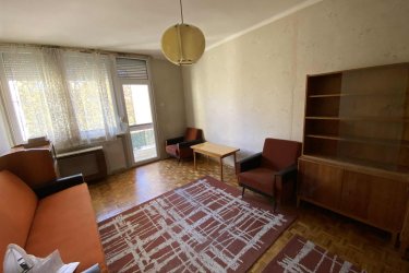 Kiadó társasházi lakás Vácon a Gombási úton.&#13;&#10;&#13;&#10;Vác - Deákvár közkedvelt részén a Gombási úton, azonnal kiadó, 65 m2-es 2 szoba erkélyes csúszó zsalus, I. emeleti bútorozott társasházi lakás.&#13;&#10;&#13;&#10;A lakóingatlan maximum 2, nem dohányzó leinformálható személy részére kiadó, kis állattartás (kutya, macska) nem lehetséges.&#13;&#10;&#13;&#10;Az ingatlanban, előszoba, 2 tágas parkettázott szoba, közlekedő, beépített szekrénnyel, konyha, kamra, külön zuhanykabinos fürdőszoba, WC és 4 m2-es erkély található.&#13;&#10;&#13;&#10;A lakás fűtése konvektorokról működik, a nyílászárók 3 rétegű hőszigetelt ablakok, a fürdőszobában új Vaillant típusú bojler biztosítja a meleg vizet.&#13;&#10;&#13;&#10;Közös költség: 14. 000.-Ft&#13;&#10;&#13;&#10;Anyagi helyzete a társasháznak nagyon jó.&#13;&#10;A lépcsőház zárt, kaputelefonnal felszerelve, rendezett, a lakók segítik, támogatják egymást.&#13;&#10;&#13;&#10;Autóval parkolni a kialakított parkolóban ingyenesen lehet.&#13;&#10;&#13;&#10;A lakás remek elhelyezkedésének köszönhetően, pár perces sétán belül elérhető minden, ami a hétköznapi élethez szükséges.&#13;&#10;&#13;&#10;Élelmiszerbolt, zöldséges, hentes, diszkont, pékség, bölcsőde, óvoda, iskola, orvosi rendelő, gyógyszertár, buszmegálló, vasútállomás 10 percre elérhető.&#13;&#10;A város minden részére helyi buszközlekedés is könnyíti az eljutást.&#13;&#10;&#13;&#10;Bérleti díj: 190. 000.-Ft + rezsi + 2 havi biztosíték.&#13;&#10;&#13;&#10;ALKU NINCS!&#13;&#10;&#13;&#10;Csak azok keressenek, akik komolyan gondolják az ingatlan bérlését.&#13;&#10;&#13;&#10;E-mailre nem válaszolok, csak telefonon keressenek.&#13;&#10;&#13;&#10;Tel: +36705581160