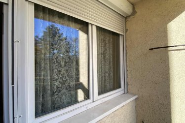 Kiadó társasházi lakás Vácon a Gombási úton.&#13;&#10;&#13;&#10;Vác - Deákvár közkedvelt részén a Gombási úton, azonnal kiadó, 65 m2-es 2 szoba erkélyes csúszó zsalus, I. emeleti bútorozott társasházi lakás.&#13;&#10;&#13;&#10;A lakóingatlan maximum 2, nem dohányzó leinformálható személy részére kiadó, kis állattartás (kutya, macska) nem lehetséges.&#13;&#10;&#13;&#10;Az ingatlanban, előszoba, 2 tágas parkettázott szoba, közlekedő, beépített szekrénnyel, konyha, kamra, külön zuhanykabinos fürdőszoba, WC és 4 m2-es erkély található.&#13;&#10;&#13;&#10;A lakás fűtése konvektorokról működik, a nyílászárók 3 rétegű hőszigetelt ablakok, a fürdőszobában új Vaillant típusú bojler biztosítja a meleg vizet.&#13;&#10;&#13;&#10;Közös költség: 14. 000.-Ft&#13;&#10;&#13;&#10;Anyagi helyzete a társasháznak nagyon jó.&#13;&#10;A lépcsőház zárt, kaputelefonnal felszerelve, rendezett, a lakók segítik, támogatják egymást.&#13;&#10;&#13;&#10;Autóval parkolni a kialakított parkolóban ingyenesen lehet.&#13;&#10;&#13;&#10;A lakás remek elhelyezkedésének köszönhetően, pár perces sétán belül elérhető minden, ami a hétköznapi élethez szükséges.&#13;&#10;&#13;&#10;Élelmiszerbolt, zöldséges, hentes, diszkont, pékség, bölcsőde, óvoda, iskola, orvosi rendelő, gyógyszertár, buszmegálló, vasútállomás 10 percre elérhető.&#13;&#10;A város minden részére helyi buszközlekedés is könnyíti az eljutást.&#13;&#10;&#13;&#10;Bérleti díj: 190. 000.-Ft + rezsi + 2 havi biztosíték.&#13;&#10;&#13;&#10;ALKU NINCS!&#13;&#10;&#13;&#10;Csak azok keressenek, akik komolyan gondolják az ingatlan bérlését.&#13;&#10;&#13;&#10;E-mailre nem válaszolok, csak telefonon keressenek.&#13;&#10;&#13;&#10;Tel: +36705581160