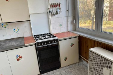 Kiadó társasházi lakás Vácon a Gombási úton.&#13;&#10;&#13;&#10;Vác - Deákvár közkedvelt részén a Gombási úton, azonnal kiadó, 65 m2-es 2 szoba erkélyes csúszó zsalus, I. emeleti bútorozott társasházi lakás.&#13;&#10;&#13;&#10;A lakóingatlan maximum 2, nem dohányzó leinformálható személy részére kiadó, kis állattartás (kutya, macska) nem lehetséges.&#13;&#10;&#13;&#10;Az ingatlanban, előszoba, 2 tágas parkettázott szoba, közlekedő, beépített szekrénnyel, konyha, kamra, külön zuhanykabinos fürdőszoba, WC és 4 m2-es erkély található.&#13;&#10;&#13;&#10;A lakás fűtése konvektorokról működik, a nyílászárók 3 rétegű hőszigetelt ablakok, a fürdőszobában új Vaillant típusú bojler biztosítja a meleg vizet.&#13;&#10;&#13;&#10;Közös költség: 14. 000.-Ft&#13;&#10;&#13;&#10;Anyagi helyzete a társasháznak nagyon jó.&#13;&#10;A lépcsőház zárt, kaputelefonnal felszerelve, rendezett, a lakók segítik, támogatják egymást.&#13;&#10;&#13;&#10;Autóval parkolni a kialakított parkolóban ingyenesen lehet.&#13;&#10;&#13;&#10;A lakás remek elhelyezkedésének köszönhetően, pár perces sétán belül elérhető minden, ami a hétköznapi élethez szükséges.&#13;&#10;&#13;&#10;Élelmiszerbolt, zöldséges, hentes, diszkont, pékség, bölcsőde, óvoda, iskola, orvosi rendelő, gyógyszertár, buszmegálló, vasútállomás 10 percre elérhető.&#13;&#10;A város minden részére helyi buszközlekedés is könnyíti az eljutást.&#13;&#10;&#13;&#10;Bérleti díj: 190. 000.-Ft + rezsi + 2 havi biztosíték.&#13;&#10;&#13;&#10;ALKU NINCS!&#13;&#10;&#13;&#10;Csak azok keressenek, akik komolyan gondolják az ingatlan bérlését.&#13;&#10;&#13;&#10;E-mailre nem válaszolok, csak telefonon keressenek.&#13;&#10;&#13;&#10;Tel: +36705581160