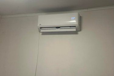 Felújított, kertkapcsolatos lakás eladó VácDeákváron!

Csendes környezet - Saját telekrész - Alacsony rezsi

VácDeákvár kedvelt részén, a Gombási út végén, 3 lakásos társasházban eladó egy 33 m-es, felújított téglalakás, közös udvaros, de saját használatú telekrésszel.

Az ingatlan főbb jellemzői:

33 m lakótér, praktikus elrendezéssel. Osztatlan közös telek (2451 m), használati megállapodással,
A saját 209 m-es telekrész, terep rendezve. A lakásnak nincs közös költség.

Műszaki állapot:

2 éve felújítva, új hőszigetelt műanyag nyílászárók, cserélt bejárati ajtó. Teljes víz- és villanyvezeték csere (32 A).
Külső falazat: 5 cm Dryvit szigetelés, gáz az utcában, csatorna elérhető (jelenleg 3 m-es emésztő)
Helyiségek:
4, 73 m előtér, 7, 44 m konyha, 3, 59 m zuhanyzós fürdő + WC, 10, 54 m nappali, 6, 26 m hálószoba, modern mintázatú gres burkolatok.

Fűtés:

3, 5 kW-os HAMILTON inverteres klíma (energiatakarékos)
Fatüzeléses vaskandalló.
Festés szükséges a beköltözéshez így saját ízlésére formálható.

Parkolás extra:

Autóbeállási lehetőség a telken,
15 m-es könnyűszerkezetes garázs.

Kiváló elhelyezkedés:

Óránként közlekedő Sejcei busz Vác központjába, iskola, óvoda, orvosi rendelő, boltok 10 percen belül
Kinek ajánlom?
Kezdő fiataloknak, Idősebb házaspárnak, befektetésnek is kiváló választás.

KÉREM, OLVASSA EL FIGYELMESEN NE CSAK AZ ÁRAT NÉZZE!

Ár: 29. 900. 000 Ft

További információért és a megtekintéssel kapcsolatban, várom megtisztelő hívását!

Amiben még segíteni tudok:

- ha a vásárláshoz még el kell adnia ingatlanát
- energetikai tanúsítvány készítése 72 órán belül
- ingyenes hitelügyintézés
- jogi háttér
- földhivatali ügyintézés
- értékbecslés, piaci ármeghatározás
- költöztetés, lomtalanítás
- ajánlatok küldése e-mailben országos adatbázisból.

Tel: +36705581160