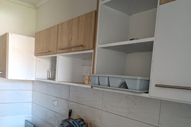 Felújított, kertkapcsolatos lakás eladó VácDeákváron!

Csendes környezet - Saját telekrész - Alacsony rezsi

VácDeákvár kedvelt részén, a Gombási út végén, 3 lakásos társasházban eladó egy 33 m-es, felújított téglalakás, közös udvaros, de saját használatú telekrésszel.

Az ingatlan főbb jellemzői:

33 m lakótér, praktikus elrendezéssel. Osztatlan közös telek (2451 m), használati megállapodással,
A saját 209 m-es telekrész, terep rendezve. A lakásnak nincs közös költség.

Műszaki állapot:

2 éve felújítva, új hőszigetelt műanyag nyílászárók, cserélt bejárati ajtó. Teljes víz- és villanyvezeték csere (32 A).
Külső falazat: 5 cm Dryvit szigetelés, gáz az utcában, csatorna elérhető (jelenleg 3 m-es emésztő)
Helyiségek:
4, 73 m előtér, 7, 44 m konyha, 3, 59 m zuhanyzós fürdő + WC, 10, 54 m nappali, 6, 26 m hálószoba, modern mintázatú gres burkolatok.

Fűtés:

3, 5 kW-os HAMILTON inverteres klíma (energiatakarékos)
Fatüzeléses vaskandalló.
Festés szükséges a beköltözéshez így saját ízlésére formálható.

Parkolás extra:

Autóbeállási lehetőség a telken,
15 m-es könnyűszerkezetes garázs.

Kiváló elhelyezkedés:

Óránként közlekedő Sejcei busz Vác központjába, iskola, óvoda, orvosi rendelő, boltok 10 percen belül
Kinek ajánlom?
Kezdő fiataloknak, Idősebb házaspárnak, befektetésnek is kiváló választás.

KÉREM, OLVASSA EL FIGYELMESEN NE CSAK AZ ÁRAT NÉZZE!

Ár: 29. 900. 000 Ft

További információért és a megtekintéssel kapcsolatban, várom megtisztelő hívását!

Amiben még segíteni tudok:

- ha a vásárláshoz még el kell adnia ingatlanát
- energetikai tanúsítvány készítése 72 órán belül
- ingyenes hitelügyintézés
- jogi háttér
- földhivatali ügyintézés
- értékbecslés, piaci ármeghatározás
- költöztetés, lomtalanítás
- ajánlatok küldése e-mailben országos adatbázisból.

Tel: +36705581160