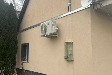 Felújított, kertkapcsolatos lakás eladó VácDeákváron!  