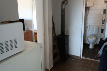 Felújított, kertkapcsolatos lakás eladó VácDeákváron!

Csendes környezet - Saját telekrész - Alacsony rezsi

VácDeákvár kedvelt részén, a Gombási út végén, 3 lakásos társasházban eladó egy 33 m-es, felújított téglalakás, közös udvaros, de saját használatú telekrésszel.

Az ingatlan főbb jellemzői:

33 m lakótér, praktikus elrendezéssel. Osztatlan közös telek (2451 m), használati megállapodással,
A saját 209 m-es telekrész, terep rendezve. A lakásnak nincs közös költség.

Műszaki állapot:

2 éve felújítva, új hőszigetelt műanyag nyílászárók, cserélt bejárati ajtó. Teljes víz- és villanyvezeték csere (32 A).
Külső falazat: 5 cm Dryvit szigetelés, gáz az utcában, csatorna elérhető (jelenleg 3 m-es emésztő)
Helyiségek:
4, 73 m előtér, 7, 44 m konyha, 3, 59 m zuhanyzós fürdő + WC, 10, 54 m nappali, 6, 26 m hálószoba, modern mintázatú gres burkolatok.

Fűtés:

3, 5 kW-os HAMILTON inverteres klíma (energiatakarékos)
Fatüzeléses vaskandalló.
Festés szükséges a beköltözéshez így saját ízlésére formálható.

Parkolás extra:

Autóbeállási lehetőség a telken,
15 m-es könnyűszerkezetes garázs.

Kiváló elhelyezkedés:

Óránként közlekedő Sejcei busz Vác központjába, iskola, óvoda, orvosi rendelő, boltok 10 percen belül
Kinek ajánlom?
Kezdő fiataloknak, Idősebb házaspárnak, befektetésnek is kiváló választás.

KÉREM, OLVASSA EL FIGYELMESEN NE CSAK AZ ÁRAT NÉZZE!

Ár: 29. 900. 000 Ft

További információért és a megtekintéssel kapcsolatban, várom megtisztelő hívását!

Amiben még segíteni tudok:

- ha a vásárláshoz még el kell adnia ingatlanát
- energetikai tanúsítvány készítése 72 órán belül
- ingyenes hitelügyintézés
- jogi háttér
- földhivatali ügyintézés
- értékbecslés, piaci ármeghatározás
- költöztetés, lomtalanítás
- ajánlatok küldése e-mailben országos adatbázisból.

Tel: +36705581160