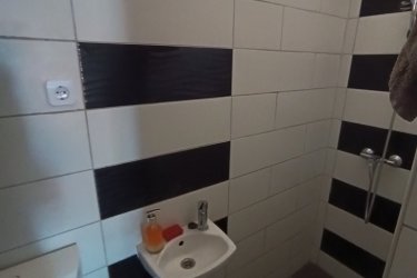 Felújított, kertkapcsolatos lakás eladó VácDeákváron!

Csendes környezet - Saját telekrész - Alacsony rezsi

VácDeákvár kedvelt részén, a Gombási út végén, 3 lakásos társasházban eladó egy 33 m-es, felújított téglalakás, közös udvaros, de saját használatú telekrésszel.

Az ingatlan főbb jellemzői:

33 m lakótér, praktikus elrendezéssel. Osztatlan közös telek (2451 m), használati megállapodással,
A saját 209 m-es telekrész, terep rendezve. A lakásnak nincs közös költség.

Műszaki állapot:

2 éve felújítva, új hőszigetelt műanyag nyílászárók, cserélt bejárati ajtó. Teljes víz- és villanyvezeték csere (32 A).
Külső falazat: 5 cm Dryvit szigetelés, gáz az utcában, csatorna elérhető (jelenleg 3 m-es emésztő)
Helyiségek:
4, 73 m előtér, 7, 44 m konyha, 3, 59 m zuhanyzós fürdő + WC, 10, 54 m nappali, 6, 26 m hálószoba, modern mintázatú gres burkolatok.

Fűtés:

3, 5 kW-os HAMILTON inverteres klíma (energiatakarékos)
Fatüzeléses vaskandalló.
Festés szükséges a beköltözéshez így saját ízlésére formálható.

Parkolás extra:

Autóbeállási lehetőség a telken,
15 m-es könnyűszerkezetes garázs.

Kiváló elhelyezkedés:

Óránként közlekedő Sejcei busz Vác központjába, iskola, óvoda, orvosi rendelő, boltok 10 percen belül
Kinek ajánlom?
Kezdő fiataloknak, Idősebb házaspárnak, befektetésnek is kiváló választás.

KÉREM, OLVASSA EL FIGYELMESEN NE CSAK AZ ÁRAT NÉZZE!

Ár: 29. 900. 000 Ft

További információért és a megtekintéssel kapcsolatban, várom megtisztelő hívását!

Amiben még segíteni tudok:

- ha a vásárláshoz még el kell adnia ingatlanát
- energetikai tanúsítvány készítése 72 órán belül
- ingyenes hitelügyintézés
- jogi háttér
- földhivatali ügyintézés
- értékbecslés, piaci ármeghatározás
- költöztetés, lomtalanítás
- ajánlatok küldése e-mailben országos adatbázisból.

Tel: +36705581160