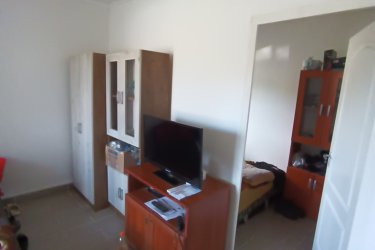 Felújított, kertkapcsolatos lakás eladó VácDeákváron!

Csendes környezet - Saját telekrész - Alacsony rezsi

VácDeákvár kedvelt részén, a Gombási út végén, 3 lakásos társasházban eladó egy 33 m-es, felújított téglalakás, közös udvaros, de saját használatú telekrésszel.

Az ingatlan főbb jellemzői:

33 m lakótér, praktikus elrendezéssel. Osztatlan közös telek (2451 m), használati megállapodással,
A saját 209 m-es telekrész, terep rendezve. A lakásnak nincs közös költség.

Műszaki állapot:

2 éve felújítva, új hőszigetelt műanyag nyílászárók, cserélt bejárati ajtó. Teljes víz- és villanyvezeték csere (32 A).
Külső falazat: 5 cm Dryvit szigetelés, gáz az utcában, csatorna elérhető (jelenleg 3 m-es emésztő)
Helyiségek:
4, 73 m előtér, 7, 44 m konyha, 3, 59 m zuhanyzós fürdő + WC, 10, 54 m nappali, 6, 26 m hálószoba, modern mintázatú gres burkolatok.

Fűtés:

3, 5 kW-os HAMILTON inverteres klíma (energiatakarékos)
Fatüzeléses vaskandalló.
Festés szükséges a beköltözéshez így saját ízlésére formálható.

Parkolás extra:

Autóbeállási lehetőség a telken,
15 m-es könnyűszerkezetes garázs.

Kiváló elhelyezkedés:

Óránként közlekedő Sejcei busz Vác központjába, iskola, óvoda, orvosi rendelő, boltok 10 percen belül
Kinek ajánlom?
Kezdő fiataloknak, Idősebb házaspárnak, befektetésnek is kiváló választás.

KÉREM, OLVASSA EL FIGYELMESEN NE CSAK AZ ÁRAT NÉZZE!

Ár: 29. 900. 000 Ft

További információért és a megtekintéssel kapcsolatban, várom megtisztelő hívását!

Amiben még segíteni tudok:

- ha a vásárláshoz még el kell adnia ingatlanát
- energetikai tanúsítvány készítése 72 órán belül
- ingyenes hitelügyintézés
- jogi háttér
- földhivatali ügyintézés
- értékbecslés, piaci ármeghatározás
- költöztetés, lomtalanítás
- ajánlatok küldése e-mailben országos adatbázisból.

Tel: +36705581160