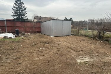 Felújított, kertkapcsolatos lakás eladó VácDeákváron!

Csendes környezet - Saját telekrész - Alacsony rezsi

VácDeákvár kedvelt részén, a Gombási út végén, 3 lakásos társasházban eladó egy 33 m-es, felújított téglalakás, közös udvaros, de saját használatú telekrésszel.

Az ingatlan főbb jellemzői:

33 m lakótér, praktikus elrendezéssel. Osztatlan közös telek (2451 m), használati megállapodással,
A saját 209 m-es telekrész, terep rendezve. A lakásnak nincs közös költség.

Műszaki állapot:

2 éve felújítva, új hőszigetelt műanyag nyílászárók, cserélt bejárati ajtó. Teljes víz- és villanyvezeték csere (32 A).
Külső falazat: 5 cm Dryvit szigetelés, gáz az utcában, csatorna elérhető (jelenleg 3 m-es emésztő)
Helyiségek:
4, 73 m előtér, 7, 44 m konyha, 3, 59 m zuhanyzós fürdő + WC, 10, 54 m nappali, 6, 26 m hálószoba, modern mintázatú gres burkolatok.

Fűtés:

3, 5 kW-os HAMILTON inverteres klíma (energiatakarékos)
Fatüzeléses vaskandalló.
Festés szükséges a beköltözéshez így saját ízlésére formálható.

Parkolás extra:

Autóbeállási lehetőség a telken,
15 m-es könnyűszerkezetes garázs.

Kiváló elhelyezkedés:

Óránként közlekedő Sejcei busz Vác központjába, iskola, óvoda, orvosi rendelő, boltok 10 percen belül
Kinek ajánlom?
Kezdő fiataloknak, Idősebb házaspárnak, befektetésnek is kiváló választás.

KÉREM, OLVASSA EL FIGYELMESEN NE CSAK AZ ÁRAT NÉZZE!

Ár: 29. 900. 000 Ft

További információért és a megtekintéssel kapcsolatban, várom megtisztelő hívását!

Amiben még segíteni tudok:

- ha a vásárláshoz még el kell adnia ingatlanát
- energetikai tanúsítvány készítése 72 órán belül
- ingyenes hitelügyintézés
- jogi háttér
- földhivatali ügyintézés
- értékbecslés, piaci ármeghatározás
- költöztetés, lomtalanítás
- ajánlatok küldése e-mailben országos adatbázisból.

Tel: +36705581160