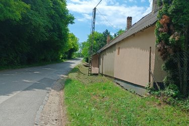 Felújított, kertkapcsolatos lakás eladó VácDeákváron!

Csendes környezet - Saját telekrész - Alacsony rezsi

VácDeákvár kedvelt részén, a Gombási út végén, 3 lakásos társasházban eladó egy 33 m-es, felújított téglalakás, közös udvaros, de saját használatú telekrésszel.

Az ingatlan főbb jellemzői:

33 m lakótér, praktikus elrendezéssel. Osztatlan közös telek (2451 m), használati megállapodással,
A saját 209 m-es telekrész, terep rendezve. A lakásnak nincs közös költség.

Műszaki állapot:

2 éve felújítva, új hőszigetelt műanyag nyílászárók, cserélt bejárati ajtó. Teljes víz- és villanyvezeték csere (32 A).
Külső falazat: 5 cm Dryvit szigetelés, gáz az utcában, csatorna elérhető (jelenleg 3 m-es emésztő)
Helyiségek:
4, 73 m előtér, 7, 44 m konyha, 3, 59 m zuhanyzós fürdő + WC, 10, 54 m nappali, 6, 26 m hálószoba, modern mintázatú gres burkolatok.

Fűtés:

3, 5 kW-os HAMILTON inverteres klíma (energiatakarékos)
Fatüzeléses vaskandalló.
Festés szükséges a beköltözéshez így saját ízlésére formálható.

Parkolás extra:

Autóbeállási lehetőség a telken,
15 m-es könnyűszerkezetes garázs.

Kiváló elhelyezkedés:

Óránként közlekedő Sejcei busz Vác központjába, iskola, óvoda, orvosi rendelő, boltok 10 percen belül
Kinek ajánlom?
Kezdő fiataloknak, Idősebb házaspárnak, befektetésnek is kiváló választás.

KÉREM, OLVASSA EL FIGYELMESEN NE CSAK AZ ÁRAT NÉZZE!

Ár: 29. 900. 000 Ft

További információért és a megtekintéssel kapcsolatban, várom megtisztelő hívását!

Amiben még segíteni tudok:

- ha a vásárláshoz még el kell adnia ingatlanát
- energetikai tanúsítvány készítése 72 órán belül
- ingyenes hitelügyintézés
- jogi háttér
- földhivatali ügyintézés
- értékbecslés, piaci ármeghatározás
- költöztetés, lomtalanítás
- ajánlatok küldése e-mailben országos adatbázisból.

Tel: +36705581160