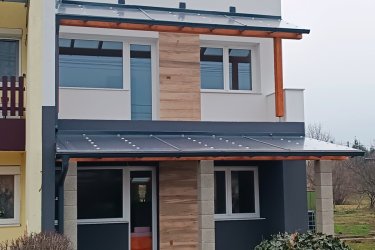 Eladó Nagyoroszi kertvárosias részén, kétszintes ikerház. árról!