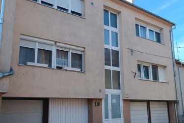 Eladó 105 m2-es, belső kétszintes társasházi téglaépítésű lakás Vácon.