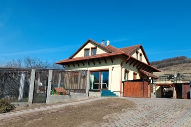 Remek kivitelezésű panorámás családi ház, eladó Rádon.