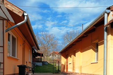 Eladó Szokolyán egy telken, 2 külön helyrajzi számon lévő házrész.jában, Szokolya békés szívében, a keresztyén lelkületű, református, katolikus, baptista közösség által formált faluban kínálok eladásra, közös udvaros telken, egymással szemben, 2 külön hel