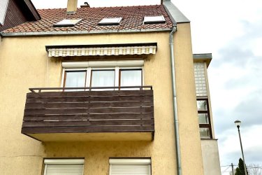 Eladó hangulatos, kompletten felújított erkélyes, társasházi tégla lakás Vácon.