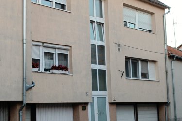 Eladó 105 m2-es, belső kétszintes társasházi Vácon a Cházár András utcában.