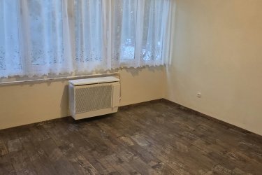 Kiadó I emeleti, téglalakás Vác- Deákvár központi részén.