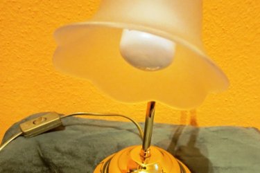 A klasszikus stílus kedvelőinek ajánlok eladásra 1 db falikaros lámpát és 1 db asztali lámpát. 