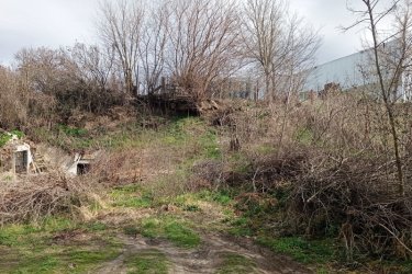 Befektetésnek is kiváló belterületi építési telek eladó Szob központjában.

Szob városa a Duna bal partján, az Ipoly torkolatánál fekszik, közvetlenül a szlovák határ mellett, több szempontból is igen előnyös földrajzi helyen.

Szob központjában, a vasútállomástól 3 percre, eladásra kínálok 394 m2-es, belterületi kivett beépítetlen telket. A telek szélessége 24 méter.
Közművek közül: csatorna, villany, víz, gáz, hírközlés közvetlen a telek előtt megtalálható.
A Duna part 10 perces sétával elérhető.

Befektetésnek is remek lehetőség.

Irányár: 11. 990. 000.-Ft

Tel : 06-70-558-1160 Gere Géza
Tel : 06-30-480-0339