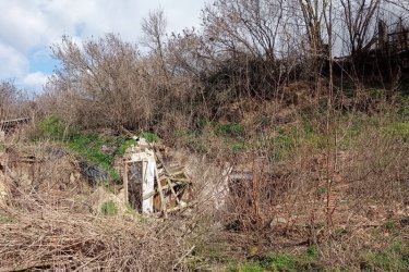 Befektetésnek is kiváló belterületi építési telek eladó Szob központjában.

Szob városa a Duna bal partján, az Ipoly torkolatánál fekszik, közvetlenül a szlovák határ mellett, több szempontból is igen előnyös földrajzi helyen.

Szob központjában, a vasútállomástól 3 percre, eladásra kínálok 394 m2-es, belterületi kivett beépítetlen telket. A telek szélessége 24 méter.
Közművek közül: csatorna, villany, víz, gáz, hírközlés közvetlen a telek előtt megtalálható.
A Duna part 10 perces sétával elérhető.

Befektetésnek is remek lehetőség.

Irányár: 11. 990. 000.-Ft

Tel : 06-70-558-1160 Gere Géza
Tel : 06-30-480-0339