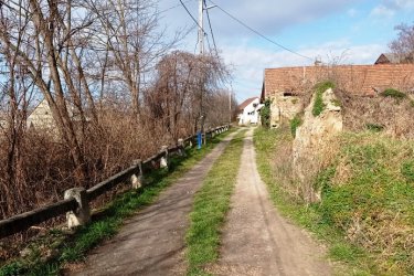 Befektetésnek is kiváló belterületi építési telek eladó Szob központjában.

Szob városa a Duna bal partján, az Ipoly torkolatánál fekszik, közvetlenül a szlovák határ mellett, több szempontból is igen előnyös földrajzi helyen.

Szob központjában, a vasútállomástól 3 percre, eladásra kínálok 394 m2-es, belterületi kivett beépítetlen telket. A telek szélessége 24 méter.
Közművek közül: csatorna, villany, víz, gáz, hírközlés közvetlen a telek előtt megtalálható.
A Duna part 10 perces sétával elérhető.

Befektetésnek is remek lehetőség.

Irányár: 11. 990. 000.-Ft

Tel : 06-70-558-1160 Gere Géza
Tel : 06-30-480-0339