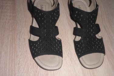 Székesfehérváron eladó új női szandál 37 méret,fekete.24 cm belső talphossz.Valódi bőr :felső rész és fedőtalp bélés.Kényelmes sarok.Medikus.
4 db gumipánt biztosítja a lábhoz simulást.
Ára:4000.-Ft