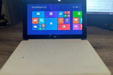 Hibátlan érintőképernyős Microsoft Surface 2 Laptop-Tablet hibrid. 

Az eszköz hibátlan, kijelzője karcmentes.
Akkumulátorról 4-8 órán át képes üzemelni. 

Eredet Windows 8.1 Pro
Adatpere javított, de tökéletesen működik.

Érdeklődni üzenetben!
Személyesen Dencsházán átvehető.
Posta/Foxpost a vevő terhére.