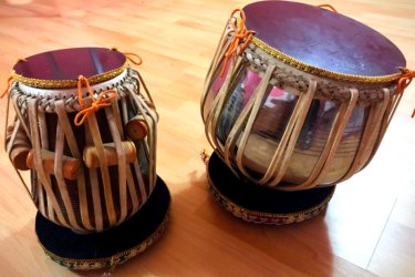 Tradíció és zene találkozása. Eladó Prémium Gurusound Z indiai, tradicionális, szabványosméretű Tabla hangszerkészlet minden hozzávalójával. A baya két szála cserére szorul - fényképen látható. A készlet tartógyűrűket és hangolót is tartalmaz. 
