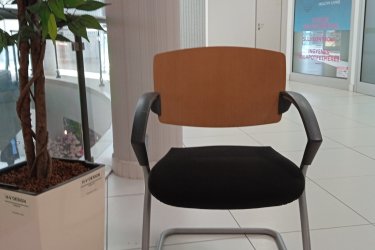   Tervezte:Emil Lohrer                                                                                                                        karos-szék, mintás fekete szövettel