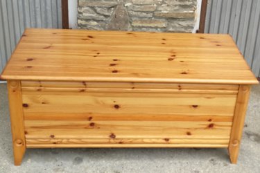 Magasság:49cm,

Hosszúság:110cm,

Szélesség:52cm

Jó állapotban lévő fenyőfából készült nagy méretű felnyithatós láda.

Érdeklődni: a 06309946647-es számon, vagy e-mailben várom a jelentkezést.

Kérem nézze meg többi hirdetésemet is!
