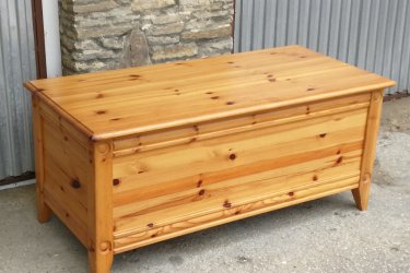 Magasság:49cm,

Hosszúság:110cm,

Szélesség:52cm

Jó állapotban lévő fenyőfából készült nagy méretű felnyithatós láda.

Érdeklődni: a 06309946647-es számon, vagy e-mailben várom a jelentkezést.

Kérem nézze meg többi hirdetésemet is!
