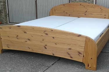 Hosszúság:208cm,

Szélesség:195cm,

Fekvő magasság:46cm

Jó állapotban lévő nagyon vastag fenyőfából készült 180x200cm , masszív,stabil állapotban,jó minőségű erős rácsokkal, mosható huzatú matracokkal eladó .