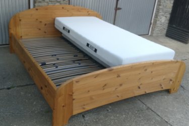 Hosszúság:208cm,

Szélesség:195cm,

Fekvő magasság:46cm

Jó állapotban lévő nagyon vastag fenyőfából készült 180x200cm , masszív,stabil állapotban,jó minőségű erős rácsokkal, mosható huzatú matracokkal eladó .