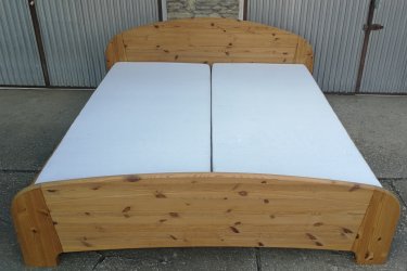 Hosszúság:208cm,

Szélesség:195cm,

Fekvő magasság:46cm

Jó állapotban lévő nagyon vastag fenyőfából készült 180x200cm , masszív,stabil állapotban,jó minőségű erős rácsokkal, mosható huzatú matracokkal eladó .