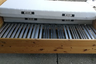 Hosszúság:208cm,

Szélesség:195cm,

Fekvő magasság:46cm

Jó állapotban lévő nagyon vastag fenyőfából készült 180x200cm , masszív,stabil állapotban,jó minőségű erős rácsokkal, mosható huzatú matracokkal eladó .