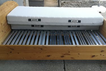 Hosszúság:208cm,

Szélesség:195cm,

Fekvő magasság:46cm

Jó állapotban lévő nagyon vastag fenyőfából készült 180x200cm , masszív,stabil állapotban,jó minőségű erős rácsokkal, mosható huzatú matracokkal eladó .
