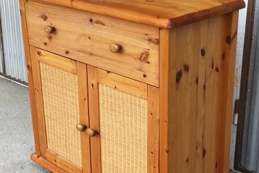 Magasság:90cm,

Szélesség:92cm,

Mélység:42cm

Fenyő 2 ajtós komód fonott díszítéssel, 1 fiókkal cseresznye színű pácolással eladó a képen látható állapotban.