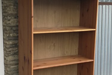 Magasság:206cm,

Szélesség:81cm,

Mélység:33cm

 Nagy méretű 5 polcos könyvespolc fenyőfából ,alul mély nagy kerekeken guruló fiókkal . A polc lapra szerelhető.