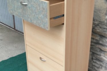 Magasság:99cm,

Szélesség:60cm,

Mélység:31cm

Jó állapotban lévő egy fiókos,2 fakkos cipősszekrény.
