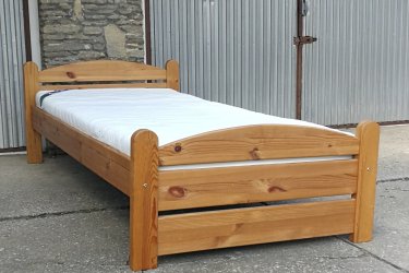 Hosszúság:208cm,

Szélesség:98cm,

Fekvő magasság:44cm

Fenyőfából készült  jó állapotban lévő 90x200cm ágy, rácsal, jó állapotú mosható huzatú matraccal eladó.