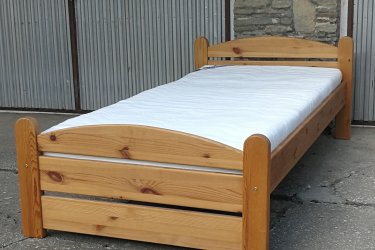 Hosszúság:208cm,

Szélesség:98cm,

Fekvő magasság:44cm

Fenyőfából készült  jó állapotban lévő 90x200cm ágy, rácsal, jó állapotú mosható huzatú matraccal eladó.