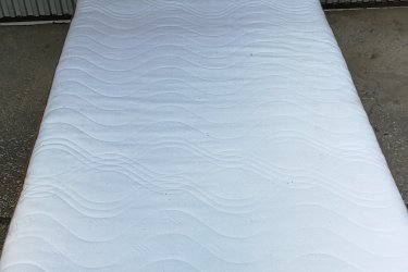 Hosszúság:208cm,

Szélesség:98cm,

Fekvő magasság:44cm

Fenyőfából készült  jó állapotban lévő 90x200cm ágy, rácsal, jó állapotú mosható huzatú matraccal eladó.