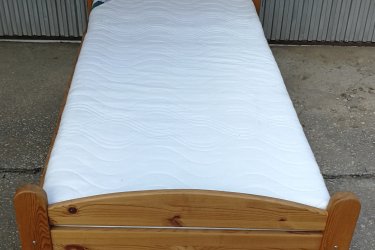 Hosszúság:208cm,

Szélesség:98cm,

Fekvő magasság:44cm

Fenyőfából készült  jó állapotban lévő 90x200cm ágy, rácsal, jó állapotú mosható huzatú matraccal eladó.