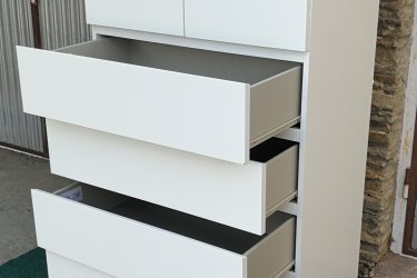 Magasság:123cm,

Szélesség:80cm,

Mélység:48cm

Jó állapotban lévő komód 6 fiókkal eladó.