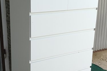 Magasság:123cm,

Szélesség:80cm,

Mélység:48cm

Jó állapotban lévő komód 6 fiókkal eladó.