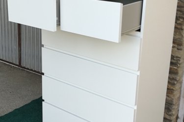 Magasság:123cm,

Szélesség:80cm,

Mélység:48cm

Jó állapotban lévő komód 6 fiókkal eladó.