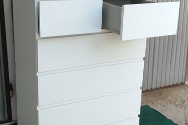 Magasság:123cm,

Szélesség:80cm,

Mélység:48cm

Jó állapotban lévő komód 6 fiókkal eladó.