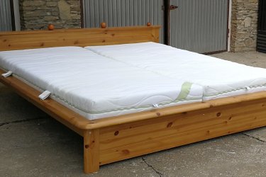 

Hosszúság:223cm, szélesség:200cm, fekvő magasság:44cm

Jó állapotban lévő franciaágy 180x200cm fenyőfából, ráccsal, jó minőségű és jó állapotú matracokkal eladó.
